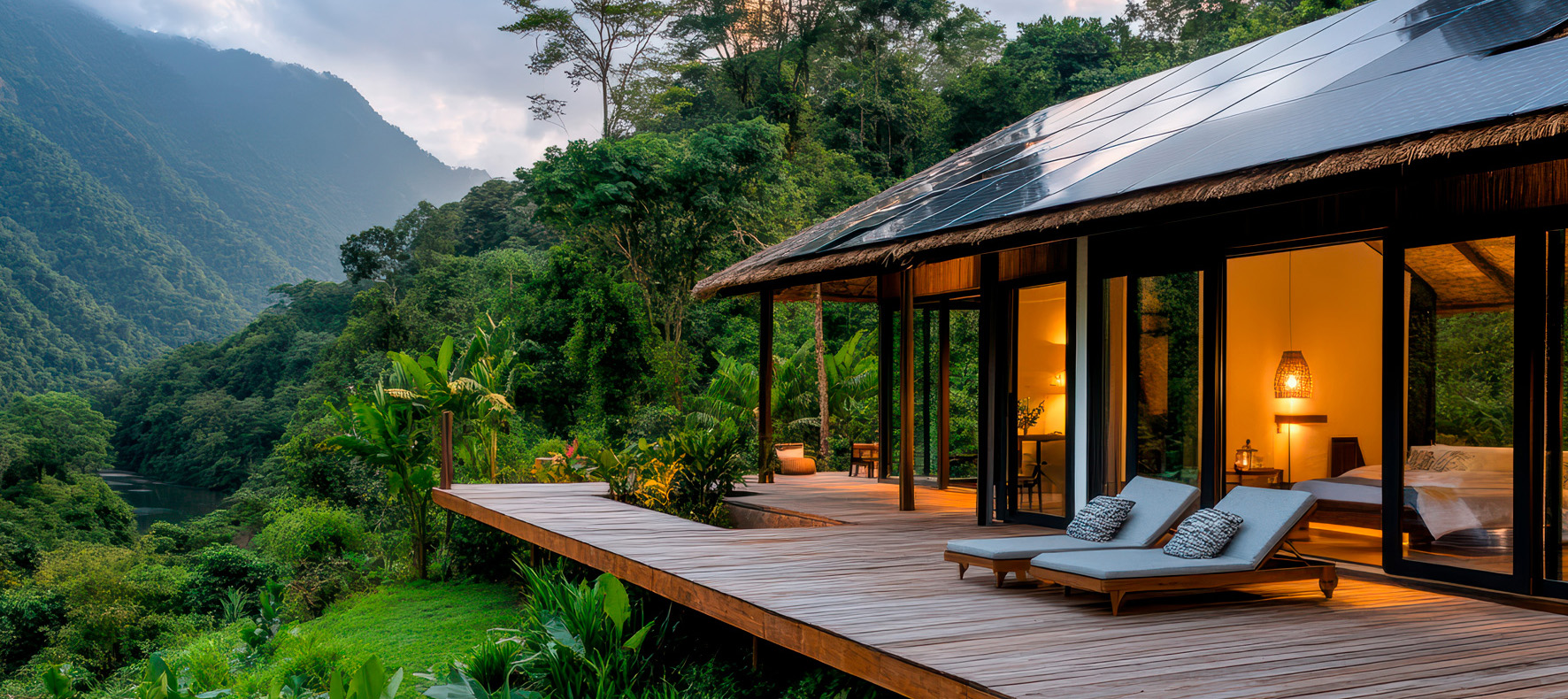 Terrasse couverte du site de Tahiti au crépuscule, ouverte sur la végétation